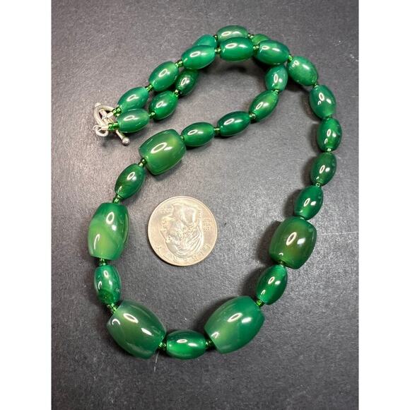 Green onyx beaded necklace with sterling silver toggle clasp - Picture 5 of 16